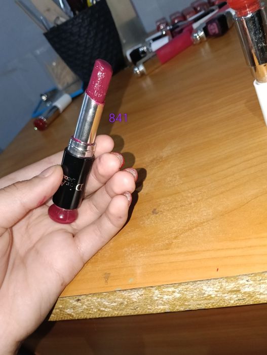 Продава червила гланцове на Диор!