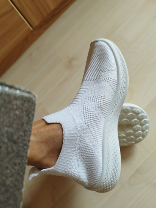 Бели спортни обувки