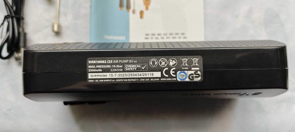 VARO – Безжична въздушна помпа 8V, 150 PSI, фенер, приставки