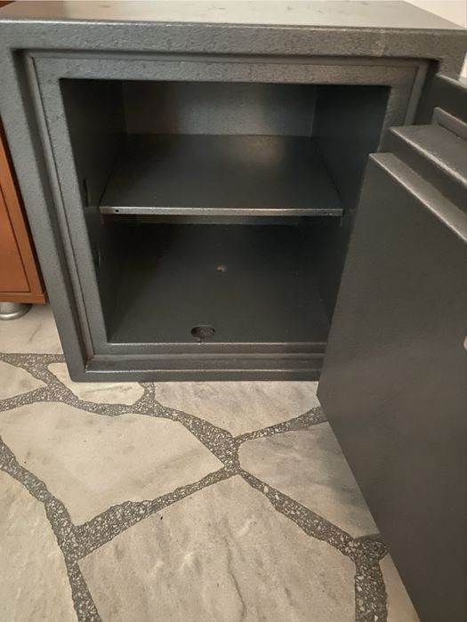 Сейф с        2 ключа