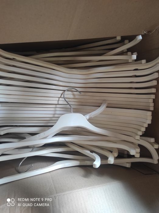 Вешалки разные пластиковые деревянные