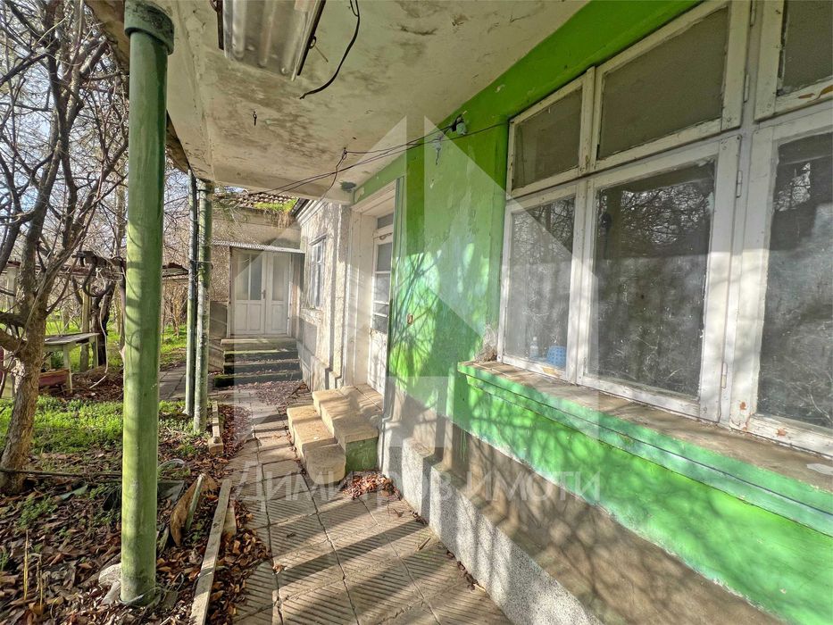 Продава се тухлена къща в гр. Плиска с двор 1200 кв.м. и КЛАДЕНЕЦ.