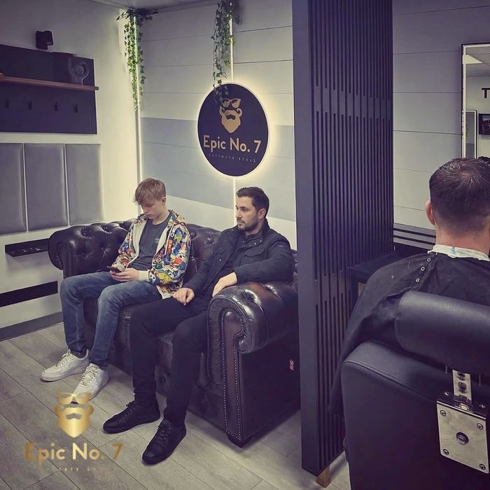 Închiriez scaun/post de frizer la Epic No.7. Chirie 150€/luna