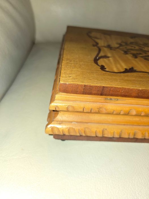 Cutie veche de lemn sculptat, furniruit si lacuit