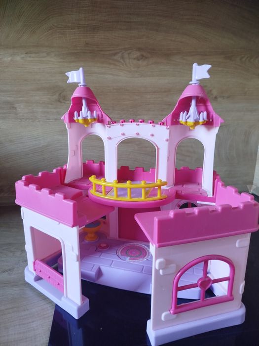 Замък със забавни мелодии и фигурки