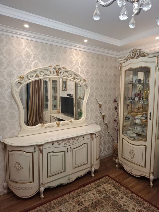 Стенка для гостиной с витринами и зеркалом