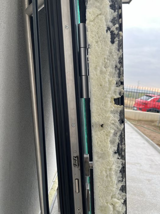 Входна врата алуминиева RAL7016