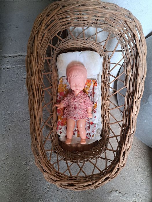 Кукла с детско кошче