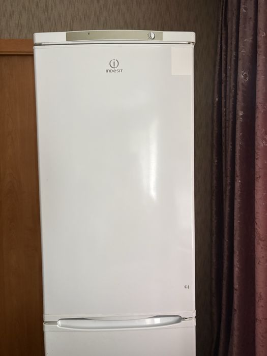 Продам холодильник Indesit