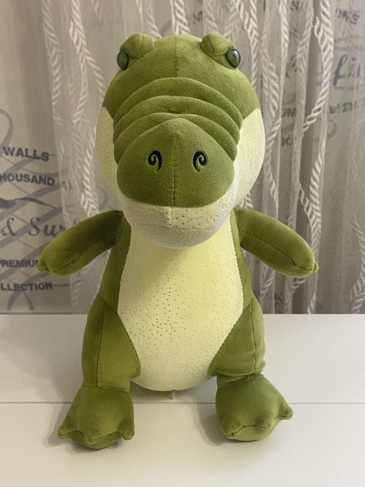Мягкие игрушки и кошачья лежанка