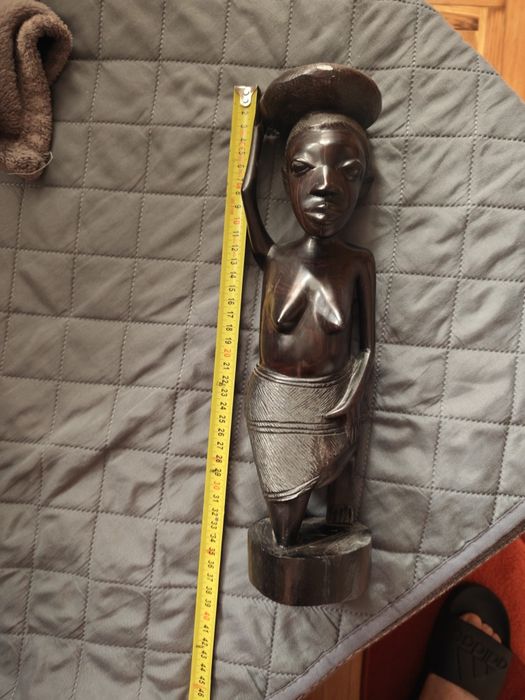 Statuetă africană sculptată manual din lemn de abanos – 35 cm