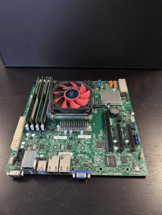 Дъно за сървър (NAS), с процесор и охладител