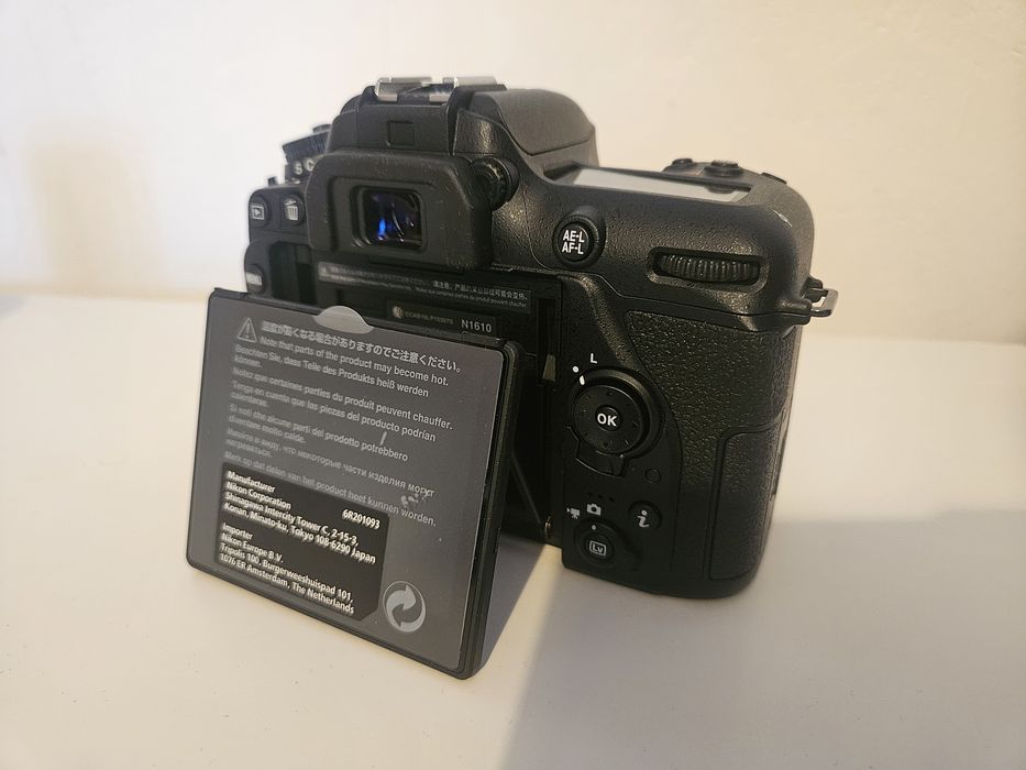 Nikon D7500 kit AF-S 18-140mm VR - NOU 0 Cadre! + 3 Baterii Originale + 2 Încărcătoare