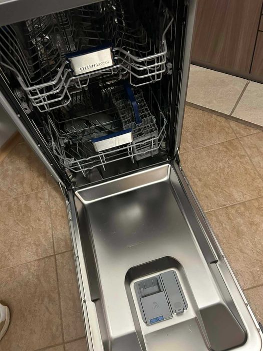 Продавам свободностояща миялна машина Grundig GSF41821X в гаранция