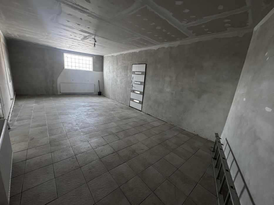 DE ÎNCHIRIAT,  spatiu comercial 200 mp . Str. Cocorilor Arad.