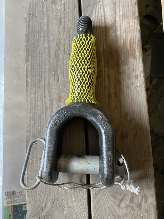 Буксироврчный крюк на Volvo