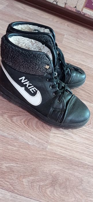 Кроссовки продаются