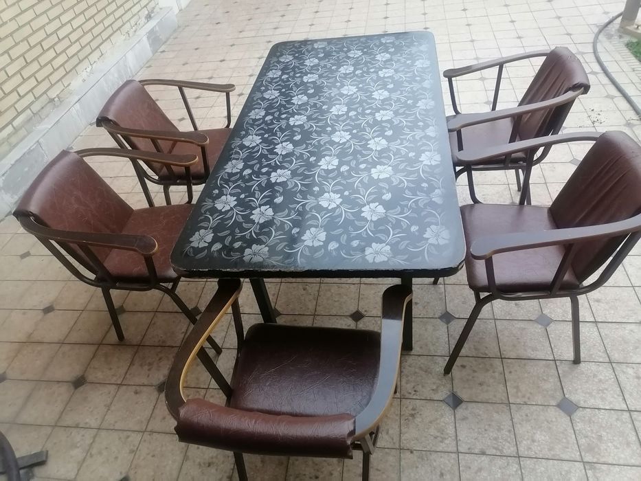 Стол со стульями
