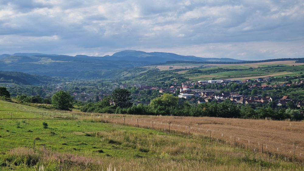 Teren  INTRAVILAN  ,705mp,16 m desch la strada,PANORAMIC