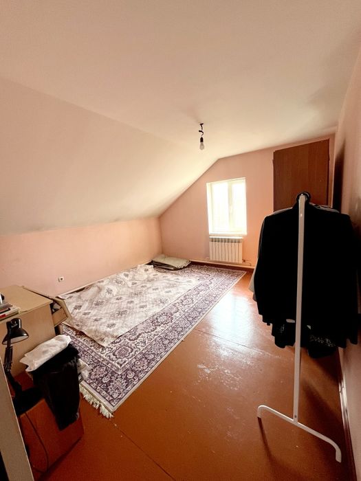 Частный дом с постройкоми.