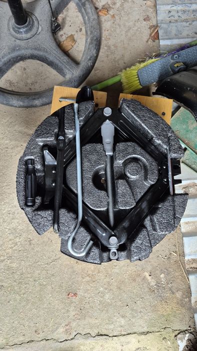 Запаска 14 размер + домкрат + балонный ключ + отвёртка