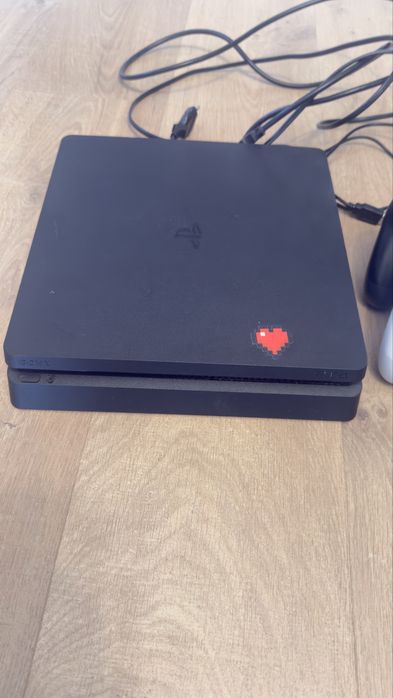 PlayStation 4 Slim 500 GB + 2 оригинални джойстика + зарядна стан
