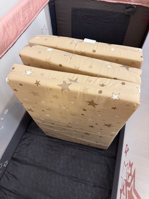 Преносима кошара със сгъваем матрак