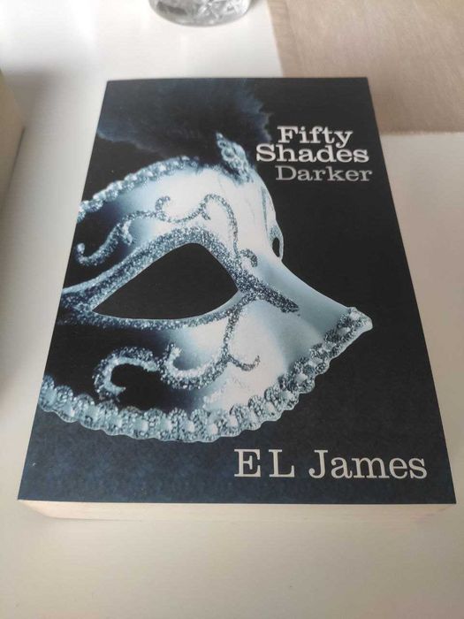 Books Fifty Shades of Grey trilogy Книги Петдесет нюанса сиво