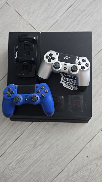 Playstation 4 - 2 Joystick-uri