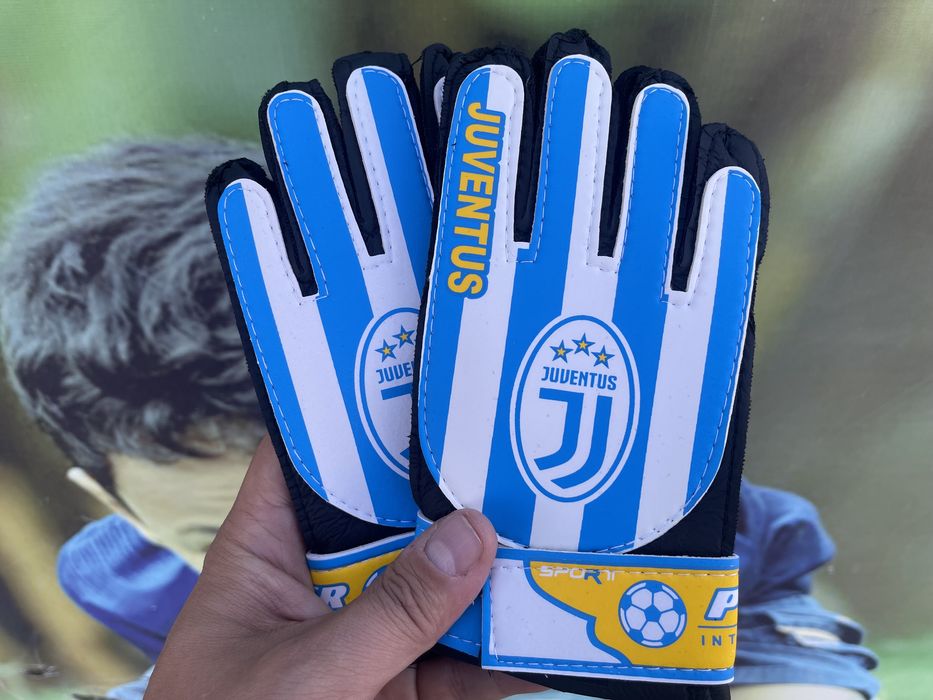 Вратарские перчатки