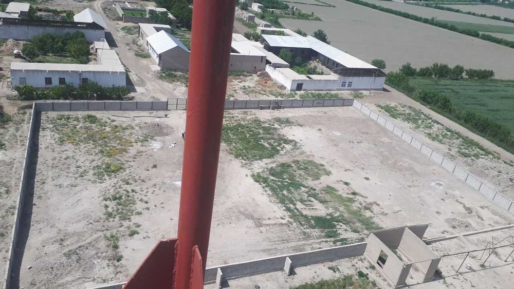 Атрофи уралган ер участкаси сотилади.