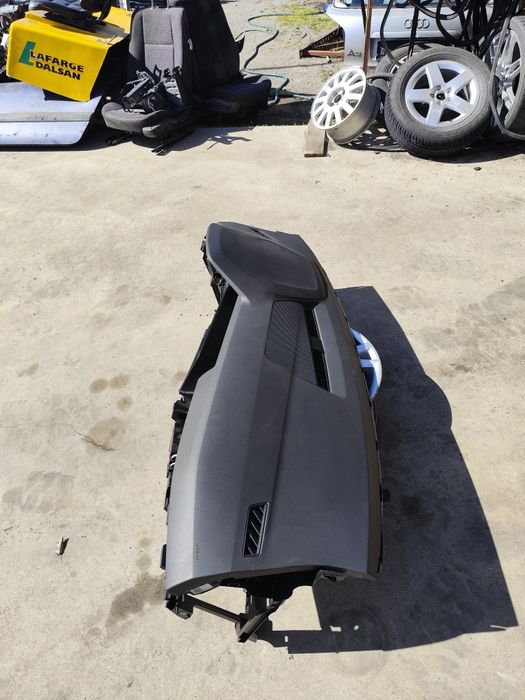 Арматурно табло за Golf 8 ,със пасажерския аербег