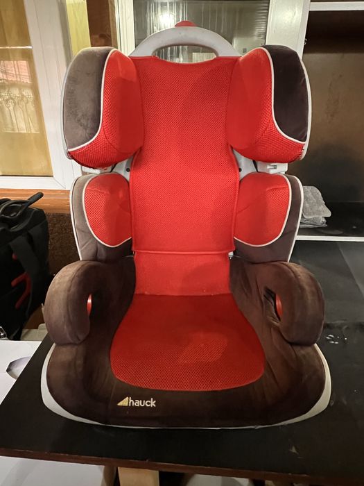 Doua scaune  auto pentru copii.