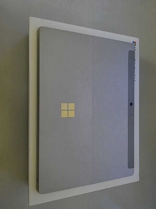 Tableta Microsoft Surface GO 3 la cutie