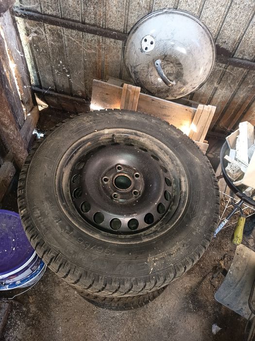 Vând cauciucuri cu janta de 15