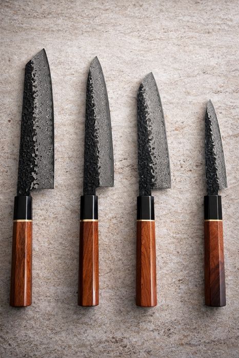 Cuțite japoneze din oțel Damasc – finisaj premium, mânere din lemn