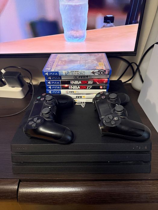 Play Station 4 Pro 1 TB + 2 контролера + игри