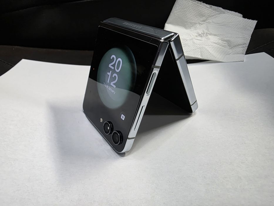 Samsung Galaxy Flip5  5G  Mint 256GB 8GB-RAM Liber de retea Stare EXCELENTA