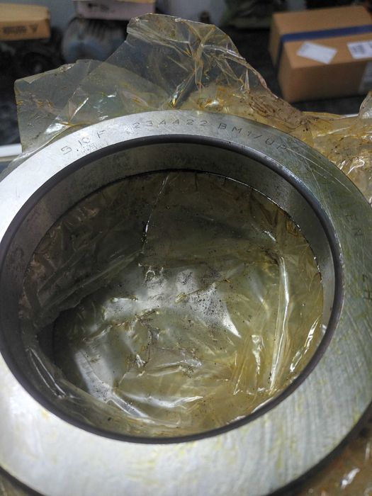 Продават се всички лагери налични от склада на магазин на едро.