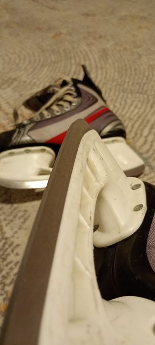 Crosa hochei portara CCM Junior si patine Bauer