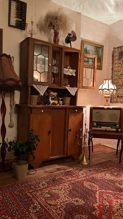 Старинный деревянный буфет