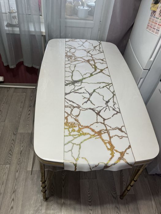 стол сатам в  отличном состояний