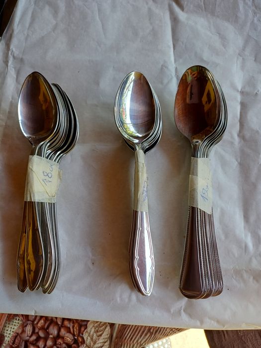 Големи и средни лъжици.10бр.малки ножове.И 6бр.  малки вилички. Произв