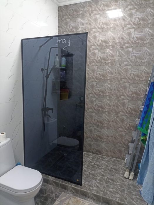 Стеклянные душевые кабины