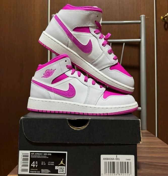 Jordan 1 Mid pink