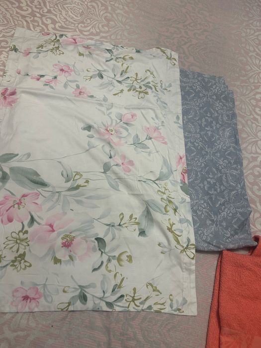 Постельное белье 6 комплектов и 2 одеяла, цена на все 15000 тенге