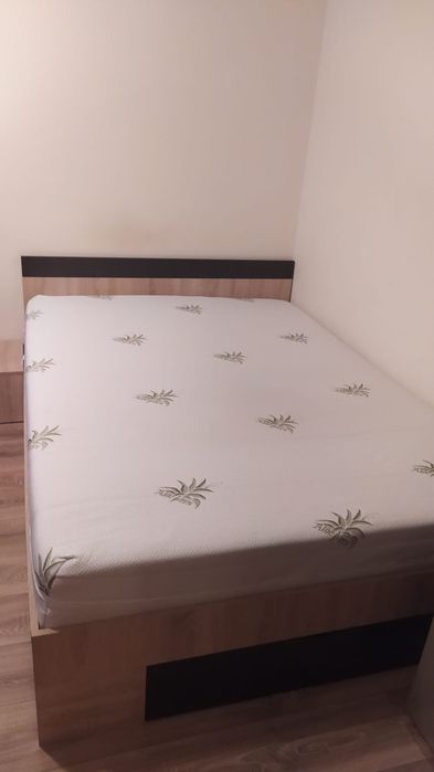 Pat 140/200 cu saltea si noptiere