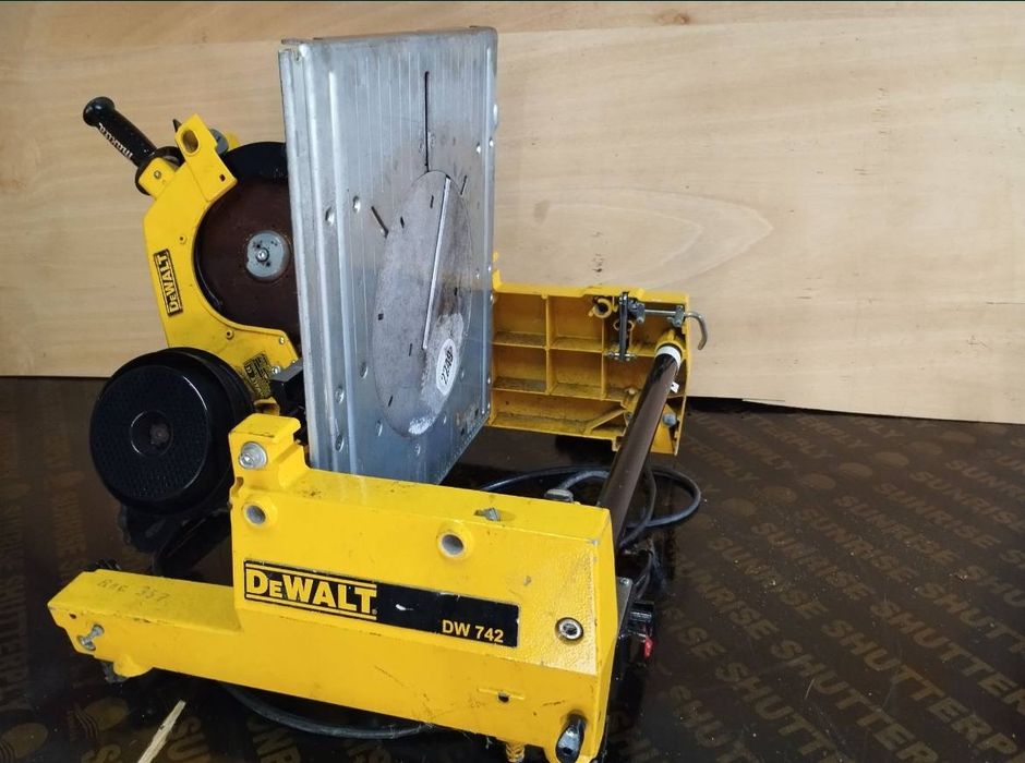 Пендула Герунг циркуляр 305 мн ДЕВОЛТ DEWALT завъртащ се  перфектен