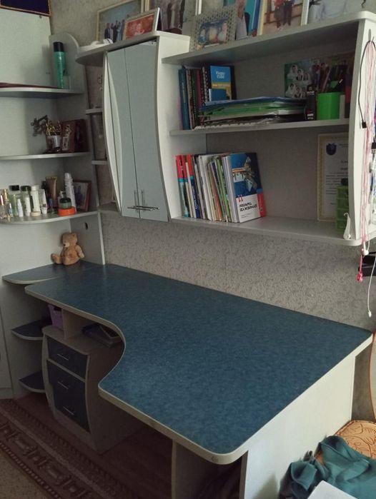 Продам шифонер и стол.