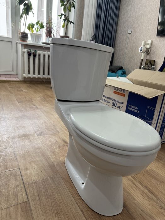 Продам унитаз с бачком